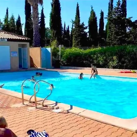 Apartment Avec Jardinet Dans Avec Piscine